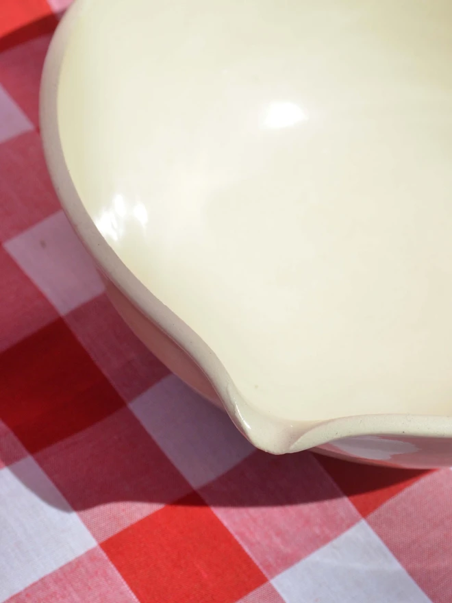 Farfalle pasta mixing bowl with spout