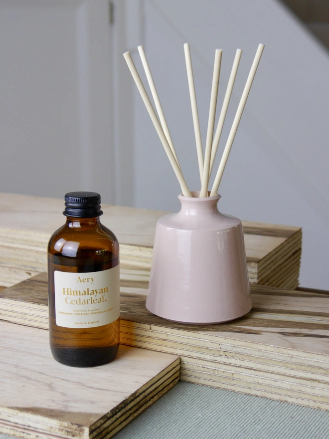Ceramic reed diffuser bottle with diffuser refill