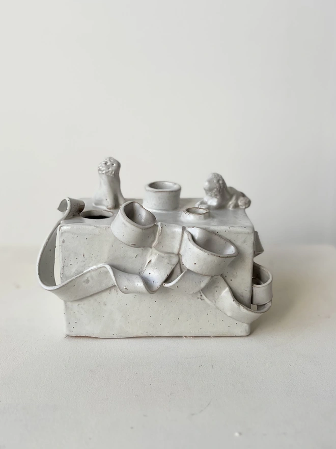 Rectangular flower vase with bow on the front and little lions on top