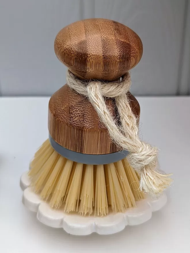 Ceramic scalloped brush stand