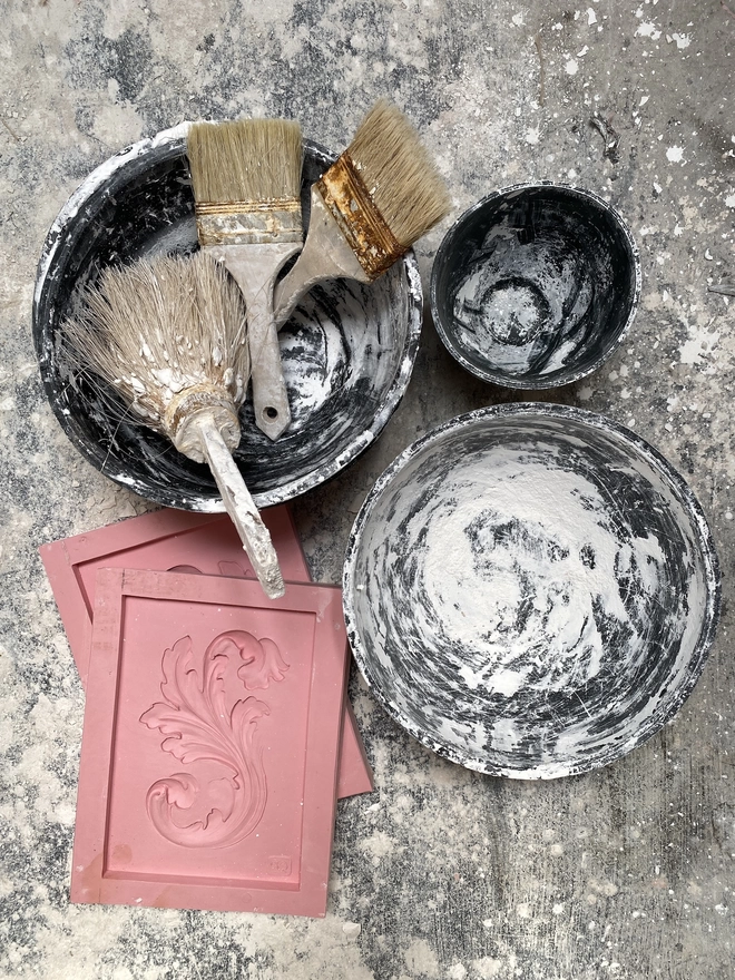 Bowls and splash brushes for casting plaster and silicon moulds