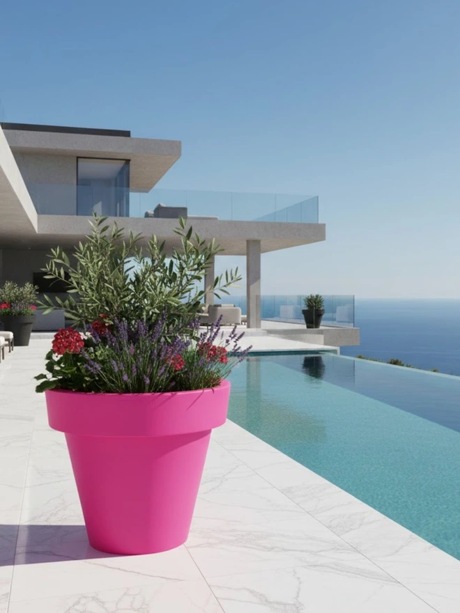 The pink Biggie combines playful personality with a substantial 421-litre capacity perfect for bold floral displays or feature planting. Its large rounded shape makes it a standout piece for boutique venues, terraces and stylish garden designs. Lightweight yet robust, it’s weather-resistant and easy to reposition when needed.