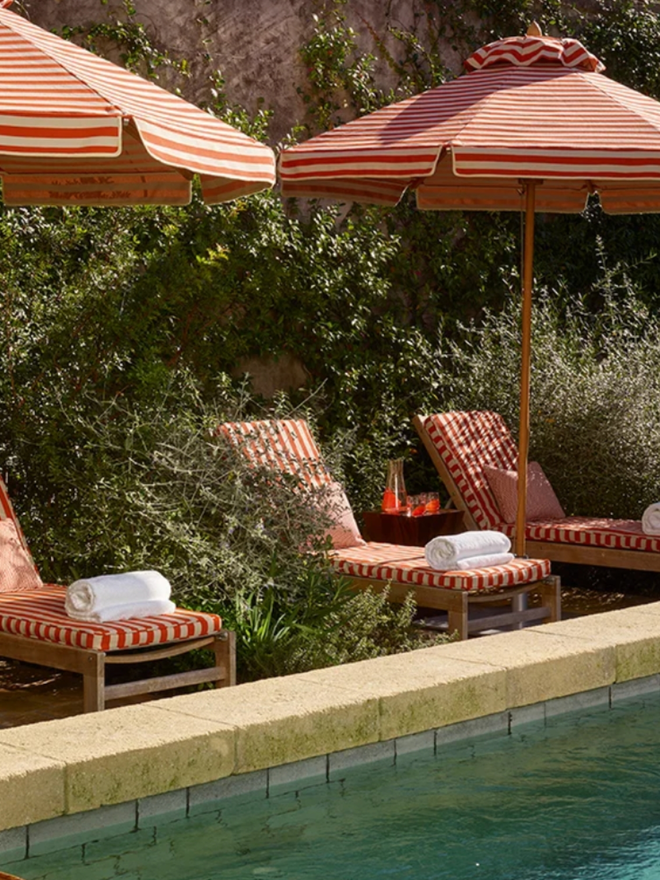 Striped Parasol. Parasol in paprika.