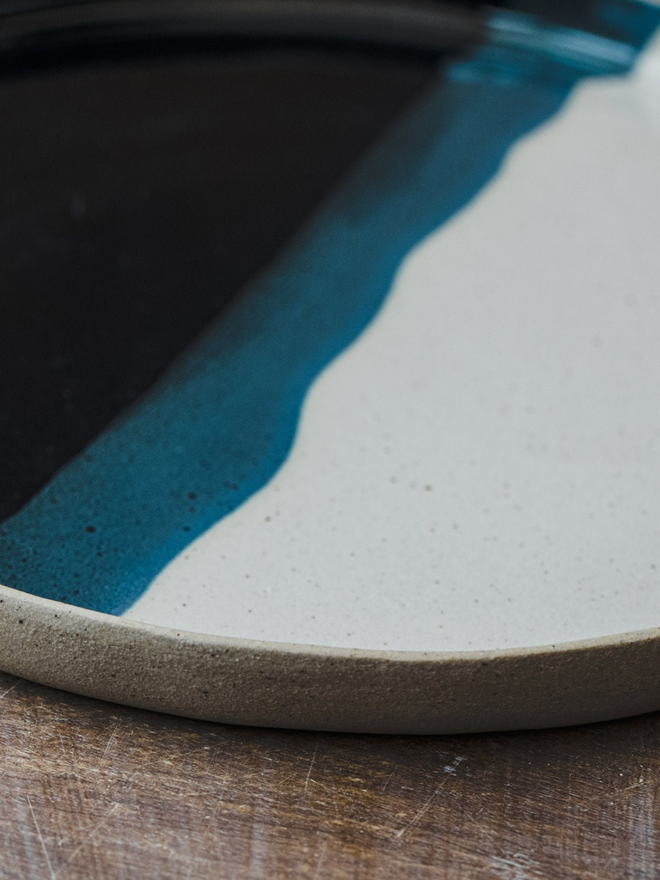  blue and white ceramic dinner plate edge detail