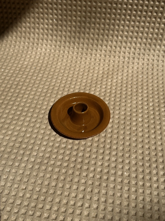 Flat honey candleholder