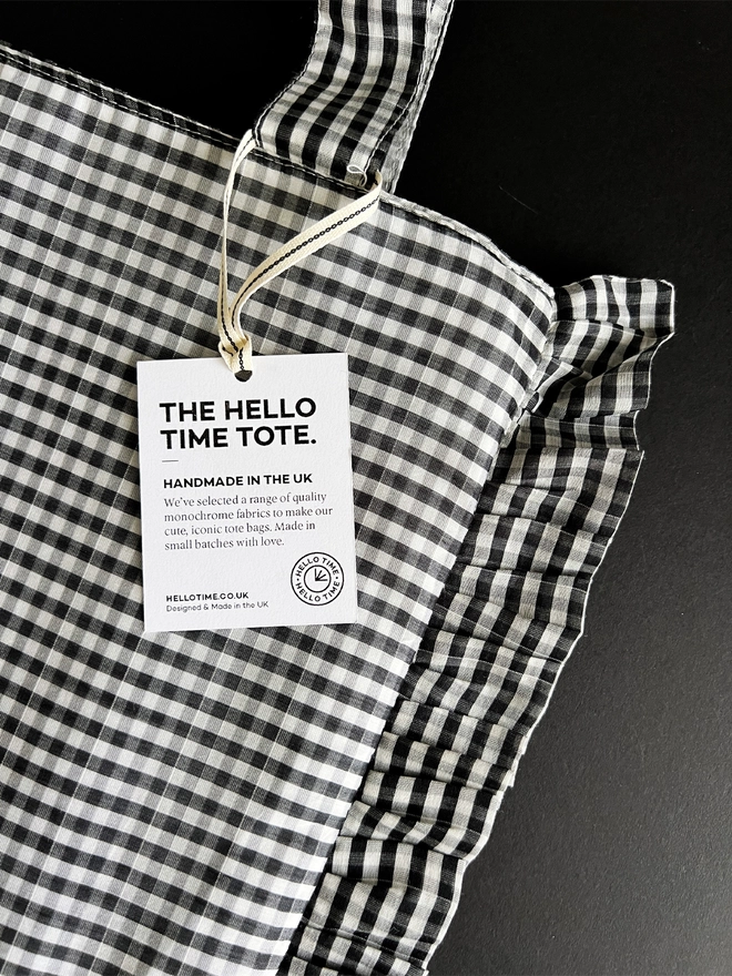 Close up of the ruffle edge gingham cloth tote bag