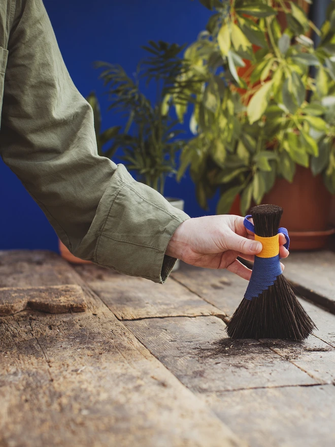 Handmade arenga brush - blue / gold