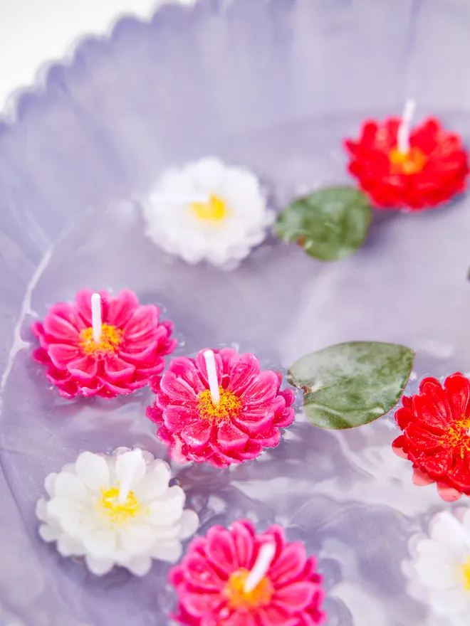 Floating daisy candle