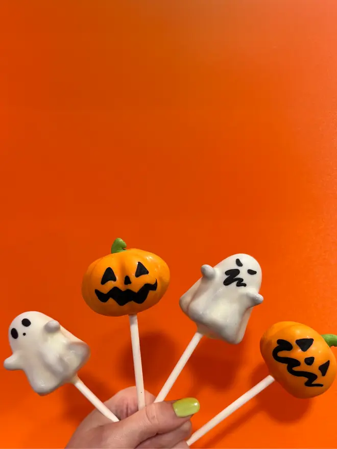 2 Ghosts 2 pumpkins