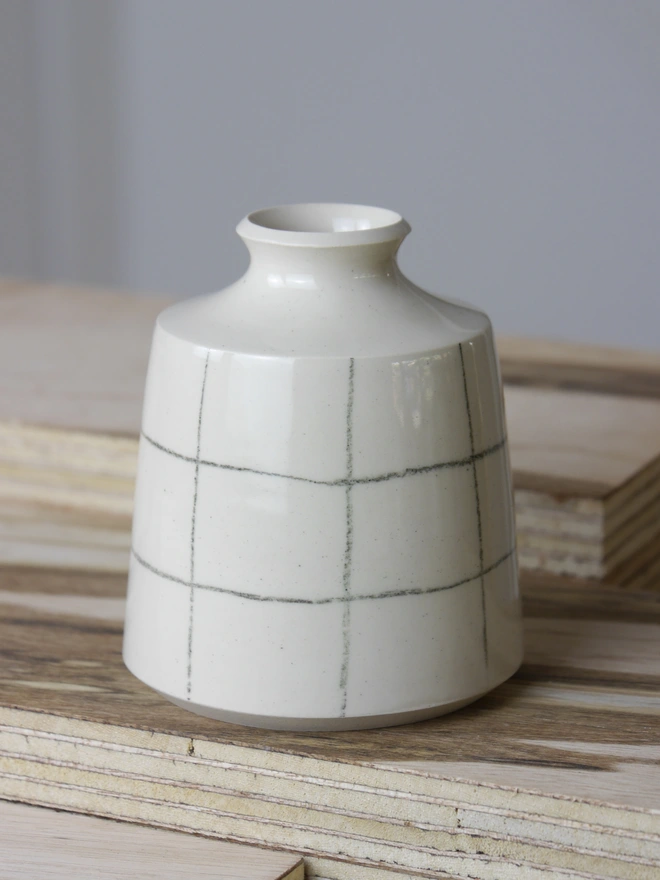 White Ceramic Reed Diffuser with gridline detail