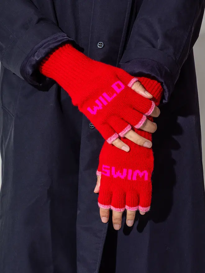 wild swim mittens Main - Rouge, Wording - Neon Pink