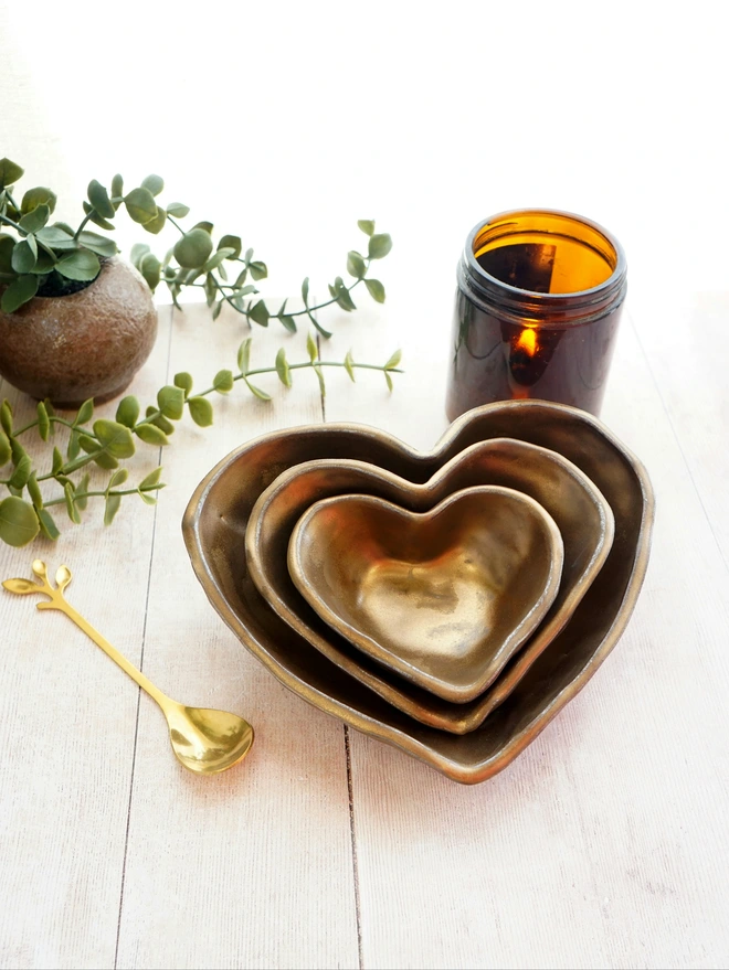 CERAMIC HEART NESTING BOWLS, GOLD HEART BOWLS, JENNY HOPPS POTTERY, NESTING BOWLS, HEART DISHES, CERAMIC GIFT, GOLD BOWLS, CHRISTMAS BOWLS, CHRISTMAS TABLEWARE