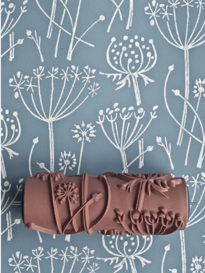 Starter Kit Wall Applicator & Roller, the Tussock applicator rolling a blue and white paint onto a wall. 