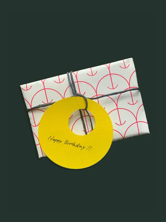 Modern Circular Gift Tag (Pack of 12), against a black background. 