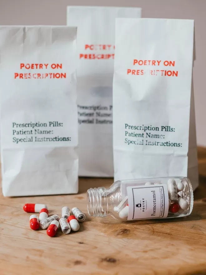Poemcetamol pills with the packaging