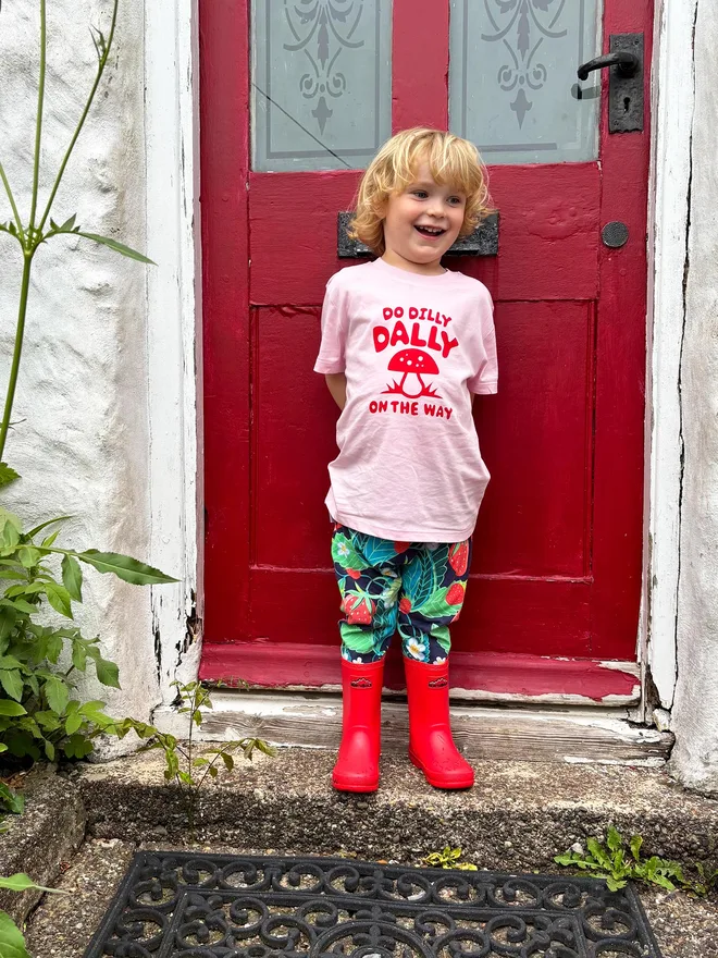 hello DODO Kids T-shirt "Do Dally Dally on The Way" with Red Mushroom design