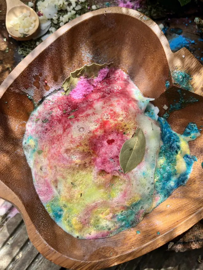 Dino potion in action, foaming bath bombs 