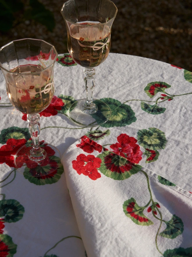 Table linen printed with geraniums