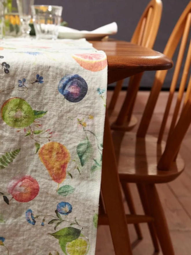TABLE DRESSED WITH LINEN RUNNER PRINTED WITH FRUIT