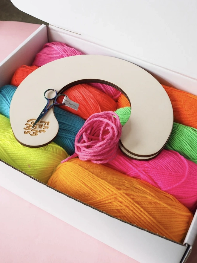 Bright Giant Pom Pom Kit