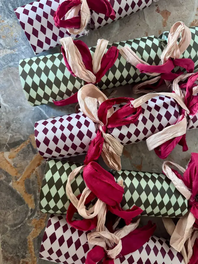 Mixed Harlequin Christmas crackers 