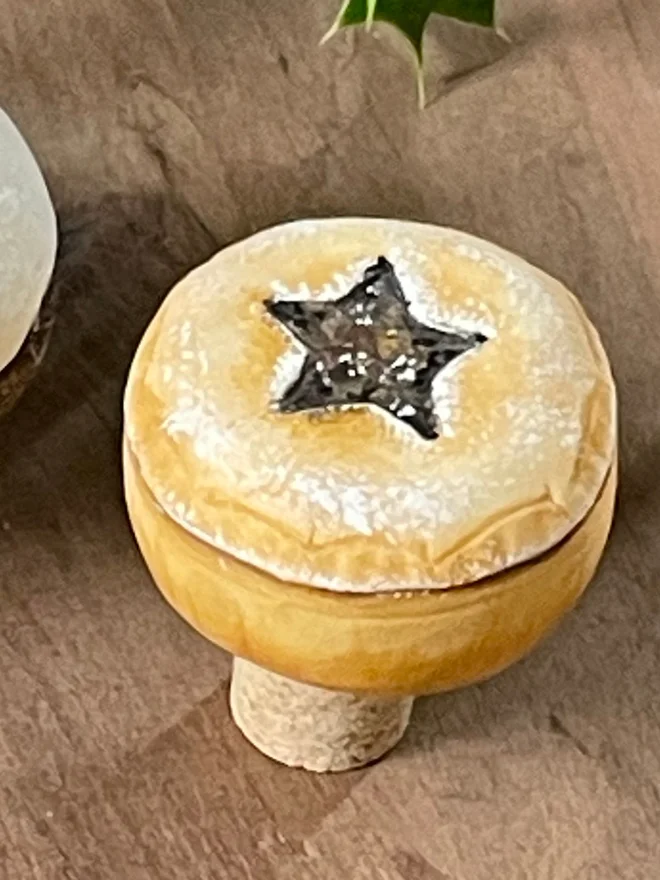 Mince pie bottle stopper