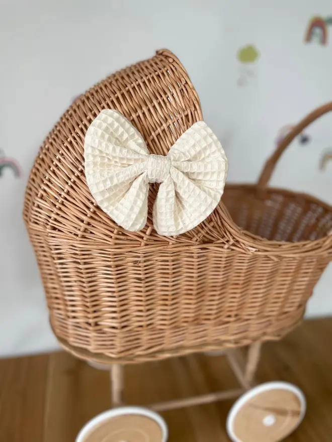 Natural pram with bow