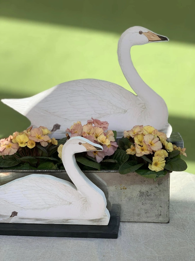 Table centrepiece with pair of swimming swans