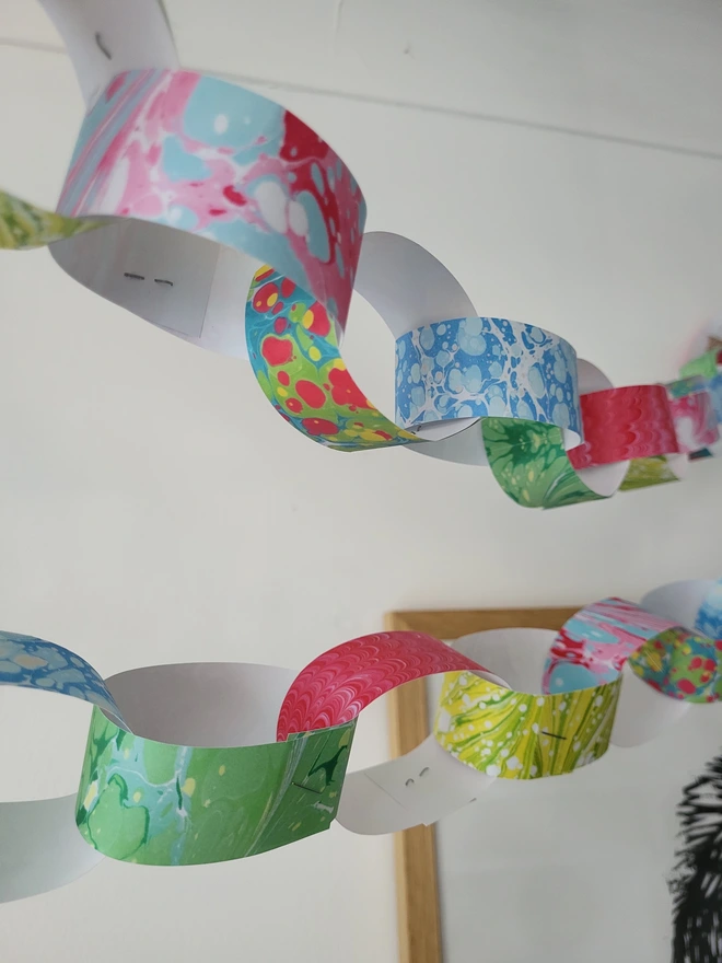 Marbled paper chains