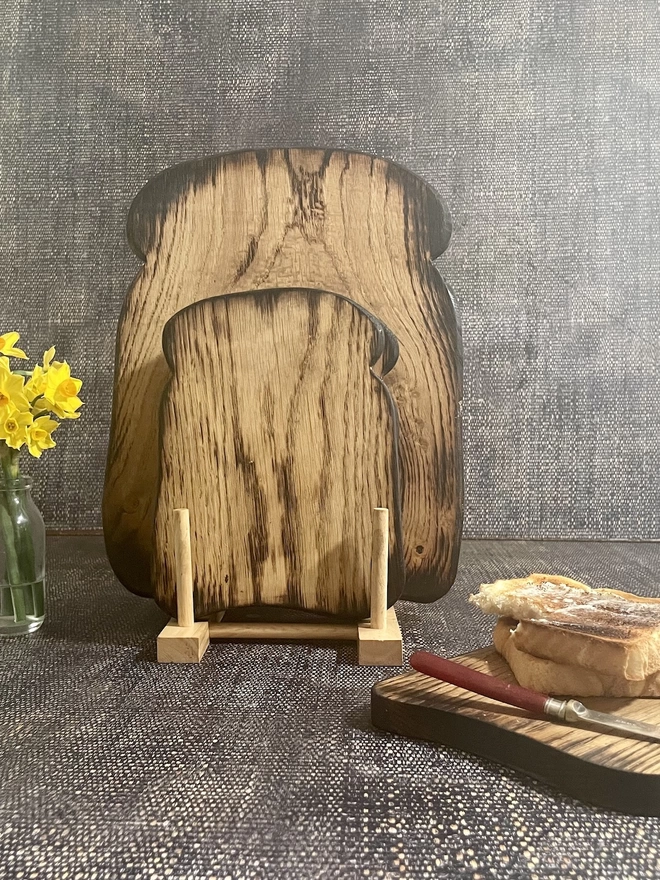 Large Oak Bread Board with Smaller 'That feeling Of Home' Board