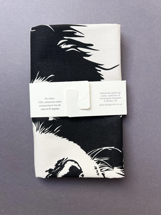 Folded tea towel with paper belly band