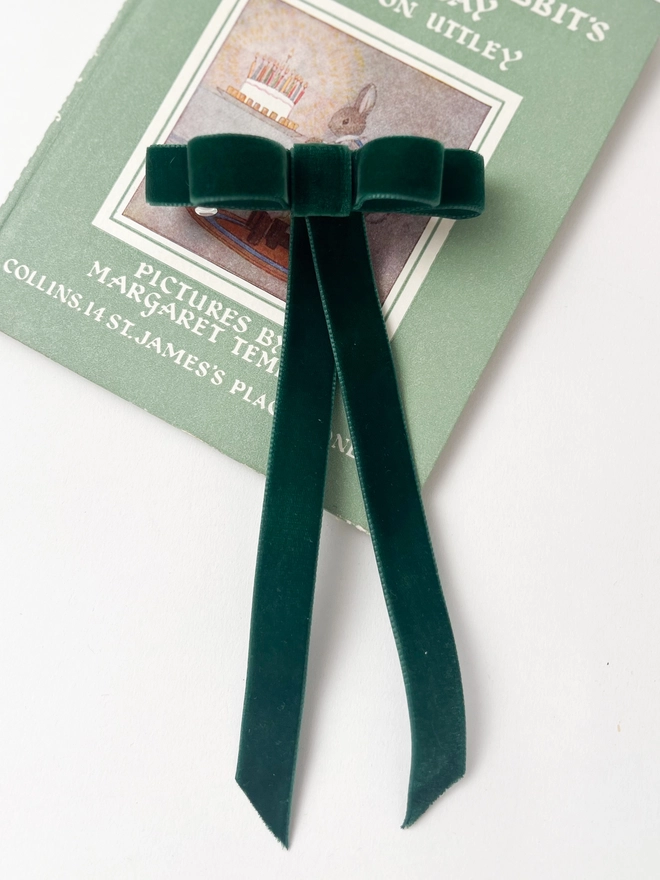 Girsl Vevlet hair bow in green