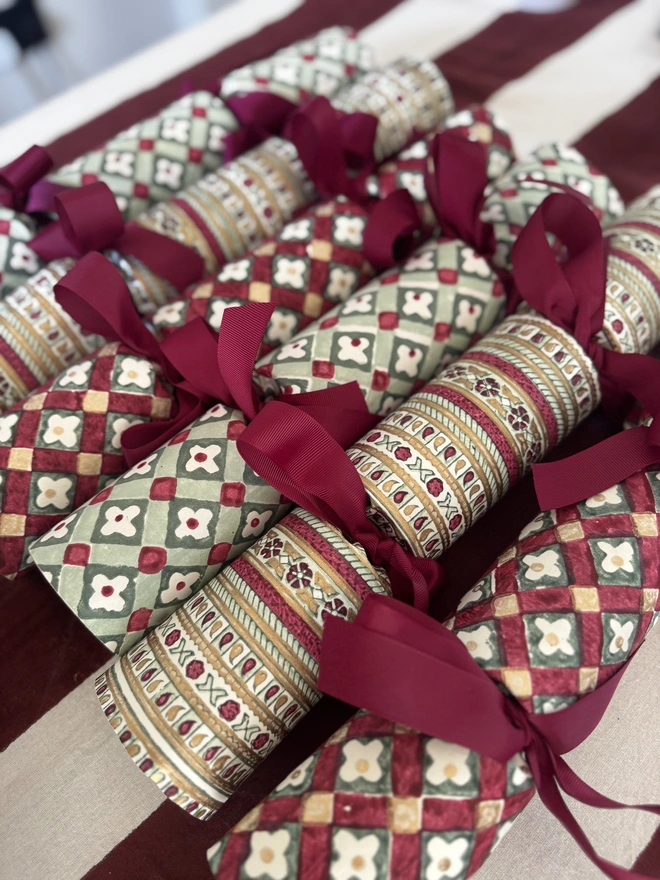 Mixed festive Christmas crackers, fillable 