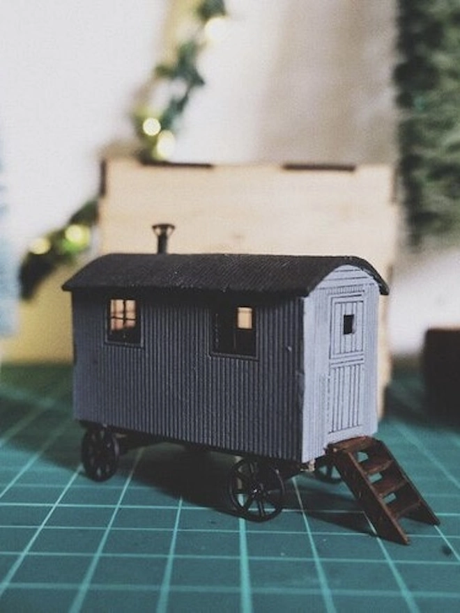 Shepherds Hut Assembled Model In Illustrated Box (OO-Scale)