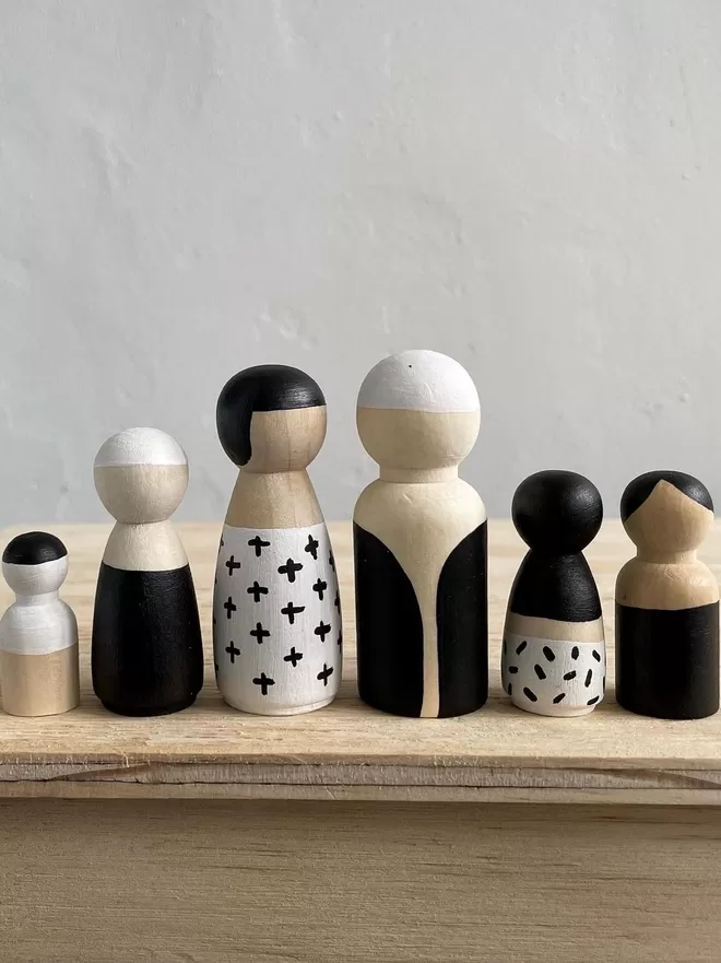 Bilda wooden Folk,  monochrome colours in a line