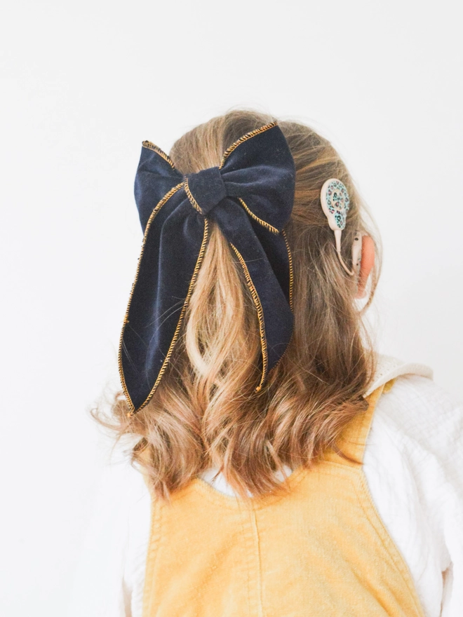 Little girl wearing a velvet hair bow