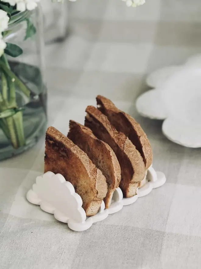 Scalloped toast rack in white
