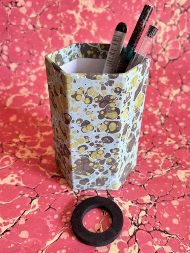 Pen Pot. A pen pot in O