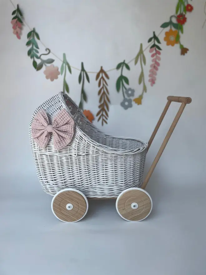 White pram with light pink bow&bedding 
