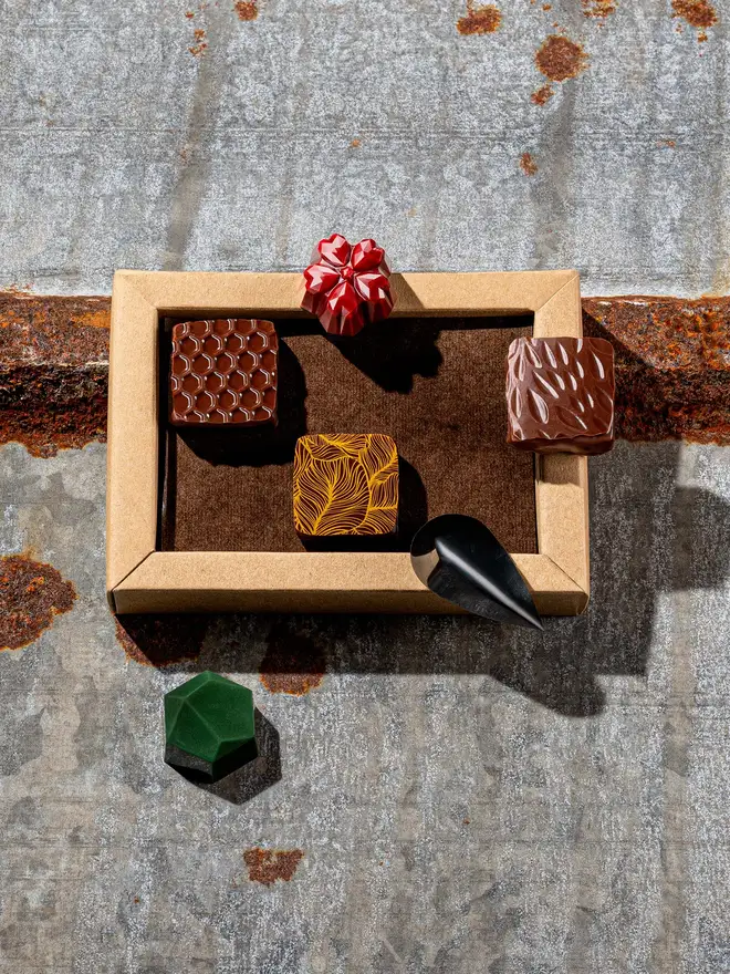 6 jewel-like bonbons display