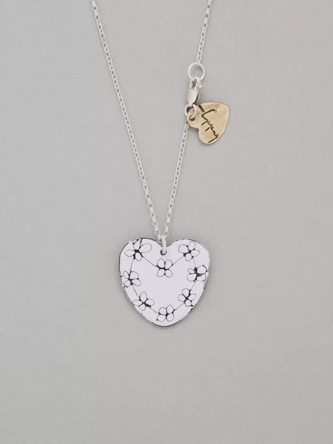 Buddug Personalised heart necklace with a daisy chain.