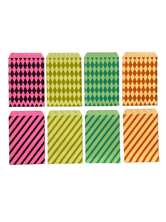 paper party favour bags (pack of 24). party bags with diamond patterns in four different colours.