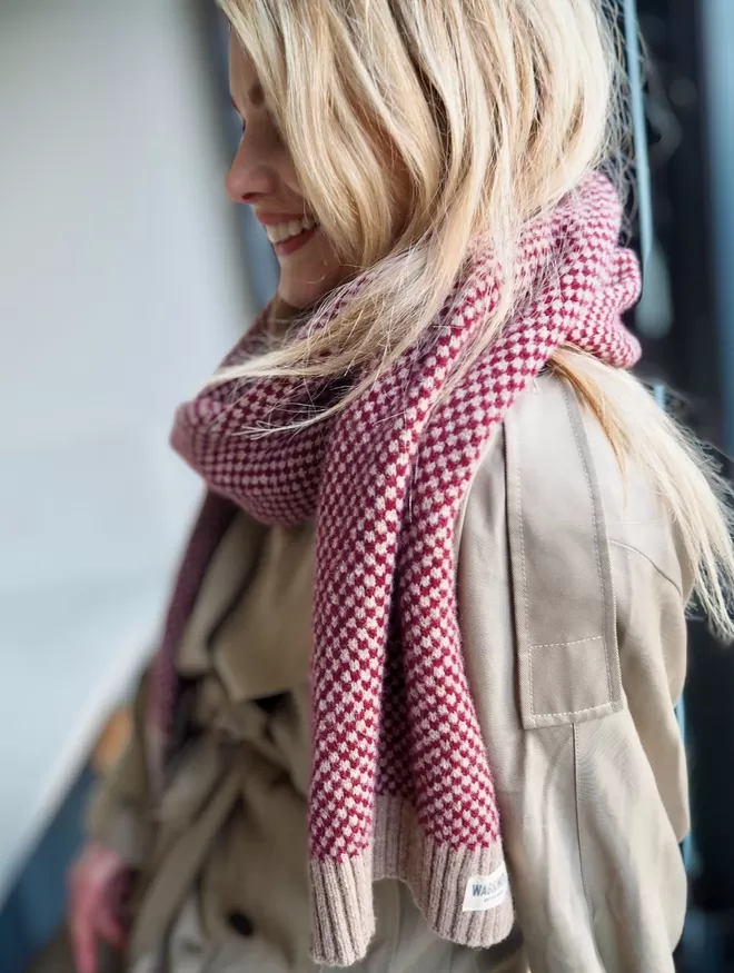 lady wearing a burgundy knitted scarf