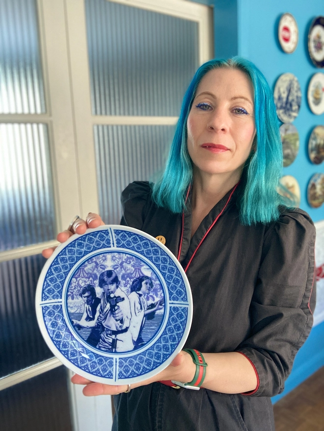 Luke Skywalker, Princess Leia and Han Solo depicted in a Delft style blue and white plate.