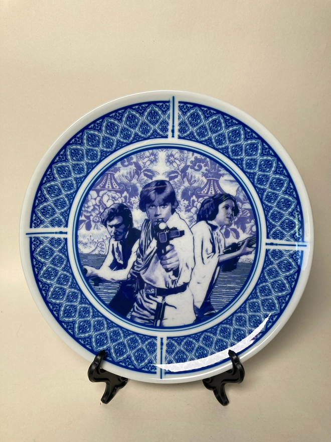 Luke Skywalker, Princess Leia and Han Solo depicted in a Delft style blue and white plate.