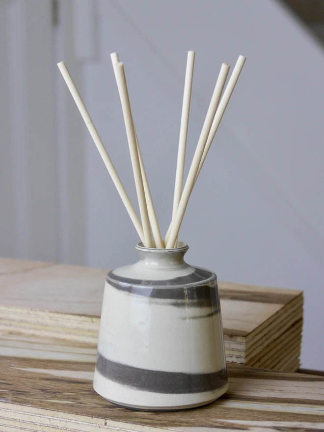 Grey and white marbled Ceramic Reed Diffuser 