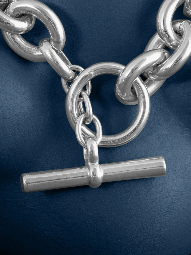 Loel Silver Belcher chain T-bar bracelet close up