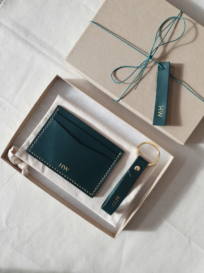 Green card wallet and keyring in Kraft gift box with matching leather tag