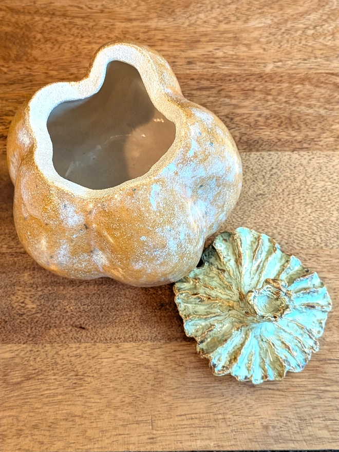 Pumpkin storage pot with lid