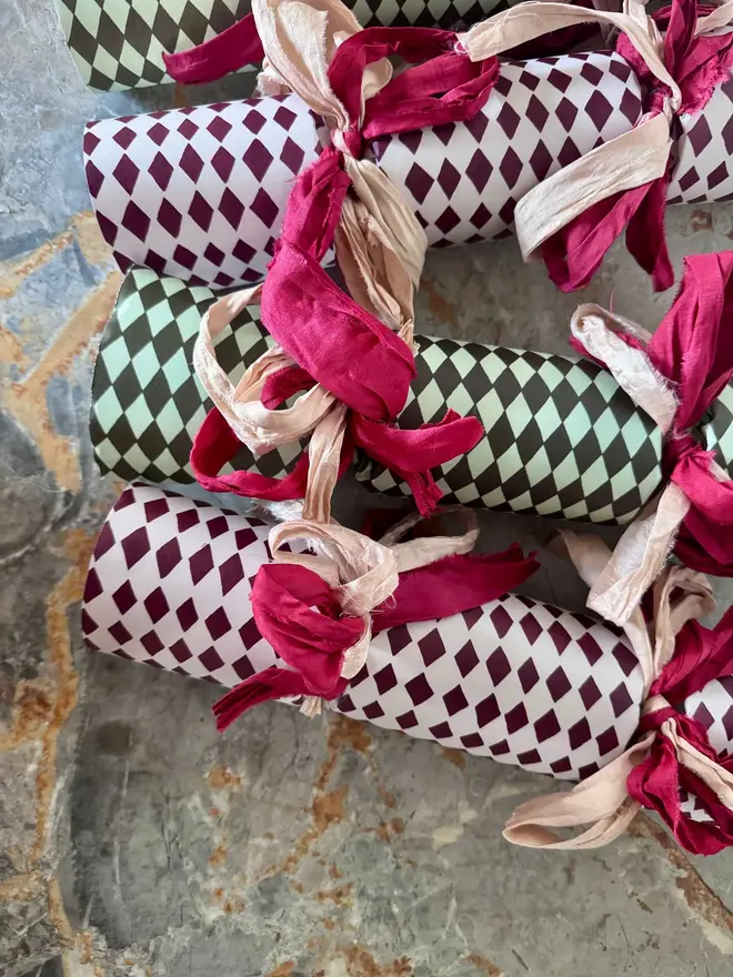 Mixed Harlequin Christmas crackers 